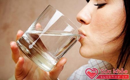 Ngại cung cấp nước cho cơ thể cũng là nguyên nhân dẫn đến tai biến mạch máu não