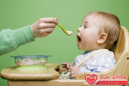 Cho trẻ ăn dặm khi 6 tháng tuổi giúp hạn chế suy dinh dưỡng thể phù