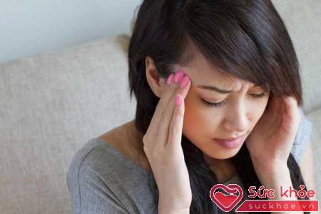 Đau đầu dữ dội là một trong những triệu chứng lâm sàng tai biến mạch máu não