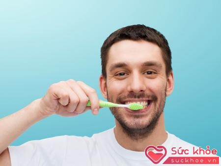 Vệ sinh răng miệng nhẹ nhàng là cách chữa nhiệt miệng tại nhà đơn giản
