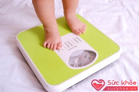 Dấu hiệu suy dinh dưỡng ở trẻ biểu hiện ở quá trình chậm tăng cân