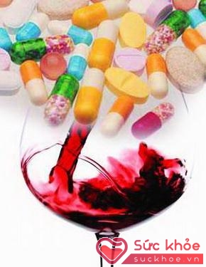 Rượu làm tăng tác dụng phụ lên đường tiêu hoá như viêm, loét, chảy máu...