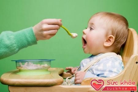 Cho trẻ ăn đầy đủ các bữa giúp đẩy lùi suy dinh dưỡng