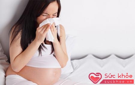 Ở phụ nữ mang thai thường hay có những triệu chứng như nghẹt mũi, đau họng