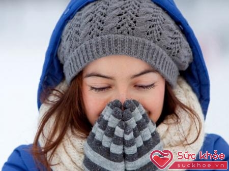 Khi bị cảm lạnh nên bảo vệ cổ bằng cách quàng khăn ấm