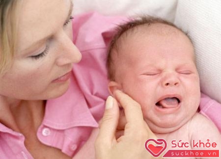 Khi trẻ bị sốt các bậc cha mẹ cần hết sức lưu ý vì đây có thể là dấu hiệu cảm lạnh ở trẻ sơ sinh
