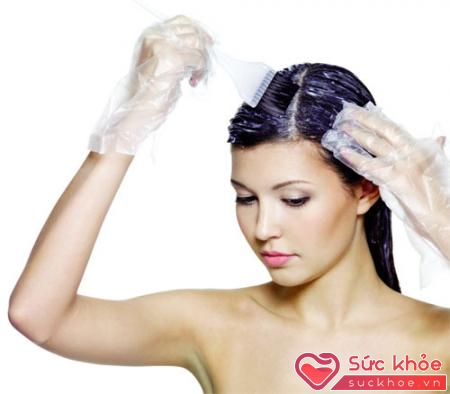 Nguyên nhân rụng tóc ở phụ nữ có thể do mỹ phẩm khi chăm sóc tóc