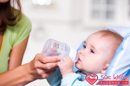 Khi trẻ xuất hiện những dấu hiệu trên cha mẹ cần cho trẻ uống nhiều nước
