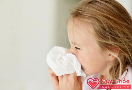 Triệu chứng cảm lạnh ở trẻ như hắt hơi, nghẹt mũi, chảy nước mũi