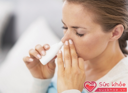 Người bệnh có thể sử dụng thuốc xịt để trị viêm mũi