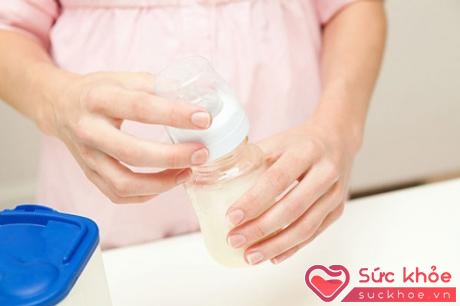 Thông thường, mẹ nên cho nước trước rồi mới cho sữa vào bình để đổ đúng số ml nước cần thiết