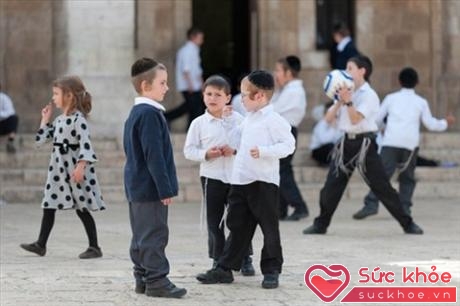 Trẻ em Do Thái luôn được khuyến khích đặt câu hỏi và tự đi tìm câu trả lời cho những câu hỏi của bản thân.