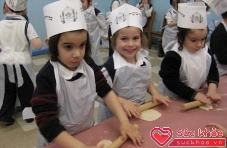 Hình ảnh những em nhỏ Do Thái được dạy cách làm bánh ngay từ khi học mẫu giáo.