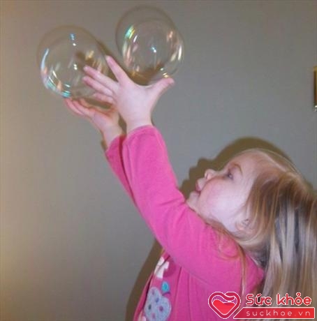 Đứa trẻ nào cũng thích thú với những quả bong bóng xà phòng