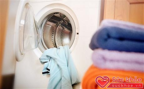 Với những sản phẩm thô và trơn, bạn có thể cho vào máy giặt cùng một ít nước tẩy và nước ấm.