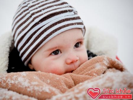 Cách chữa cảm lạnh đầu tiên ở trẻ em là giữ ấm cho con