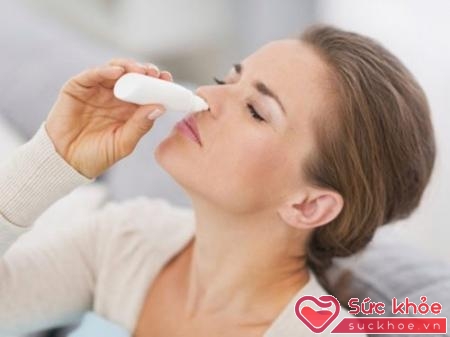 Dùng thuốc xịt mũi cũng là lựa chọn cho người cảm lạnh