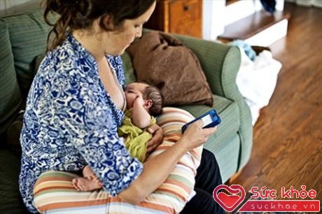 Khi cho con bú mẹ nên nói chuyện với con thay vì dùng điện thoại 