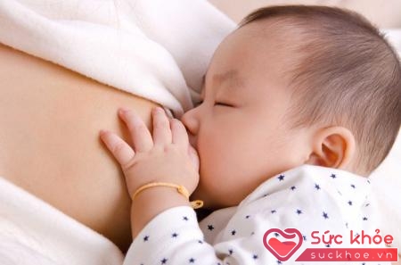Cho con bú vô kinh là một phương pháp tránh thai mà tận dụng hiệu quả tránh thai tự nhiên của sữa 