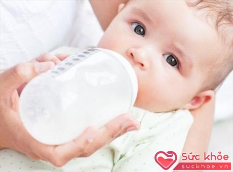 Trong những tháng đầu, hệ tiêu hóa của trẻ khó hấp thụ được những thứ khác ngoài sữa mẹ