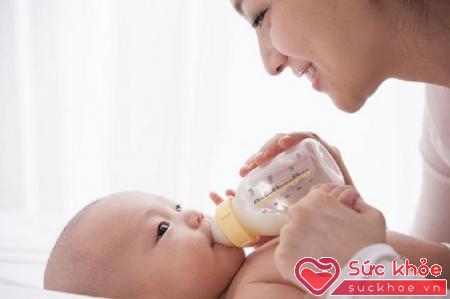 Khi bắt đầu cho bé bú sữa công thức, nếu bé gặp khó khăn trong việc tiêu hóa, hãy chuyển sang loại sữa khác