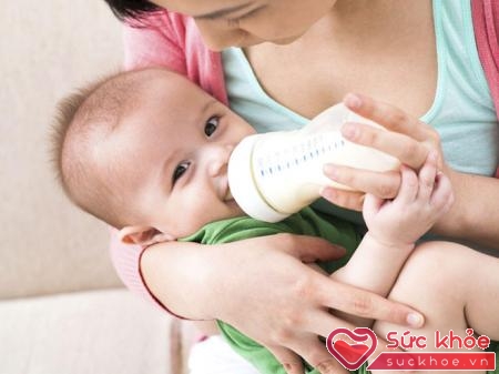 Theo kinh nghiệm “truyền miệng” của một số bà mẹ có con nhỏ thì sữa xách tay tốt hơn sữa chính ngạch có bán trên thị trường