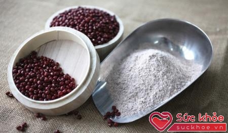 Đậu đỏ là loại ngũ cốc chứa rất nhiều dưỡng chất cần thiết cho da như vitamin B1, B6, sắt, chất xơ