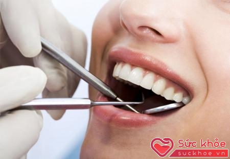 Khi màng bám răng còn mềm, các bạn có thể làm sạch khỏi bề mặt răng bằng bàn chải hoặc chỉ nha khoa