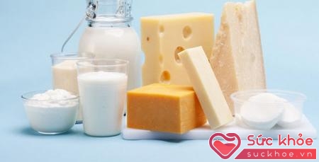 nếu trẻ ngại uống sữa, thích dùng phô mai thì các mẹ có thể cho bé dùng thay thế, khoảng 60 g phô mai mỗi ngày sẽ cung cấp các chất dinh dưỡng tương tự như uống 400ml sữa.