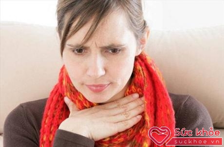 Người bệnh thường khó chịu ở cổ họng khi bị khản tiếng