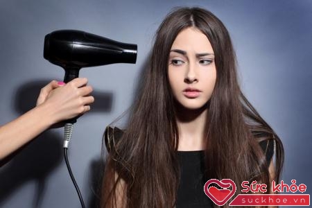Để tóc mái nhanh mọc một cách tự nhiên nên hạn chế dùng máy sấy