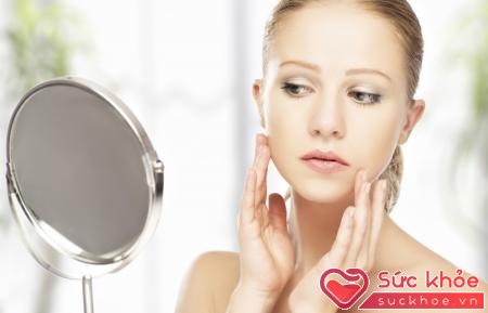 Hormone androgens do cơ thể sản xuất vào ngày “đèn đỏ” có thể kích thích tuyến dầu trên da, làm cho các nốt mụn thêm trầm trọng.