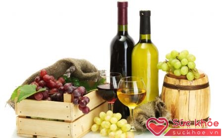 Acid trái cây và acid tartaric có trong rượu vang giúp da đẹp hơn.