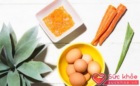 Lòng đỏ trứng gà, cà rốt giúp cải thiện làn da khô, thiếu sức sống, giúp da sáng 
