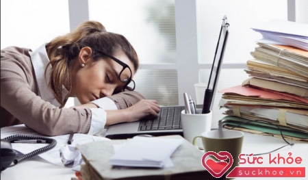 Làm việc quá sức dễ dẫn đến ngủ gục, sức khỏe không đảm bảo.
