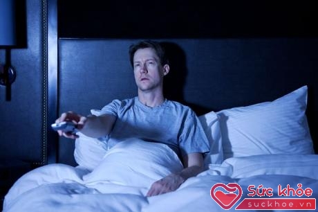 Nhiều người nghĩ rằng xem tivi trước khi ngủ có thể khiến bạn buồn ngủ nhanh hơn. 