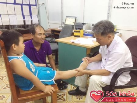 BSCKII Trịnh Quang Dũng đang khám cho một bệnh nhi bị dị tật bàn chân khoèo