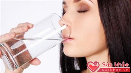 Uống nước đúng giờ có nhiều tác dụng tích cực với cơ thể