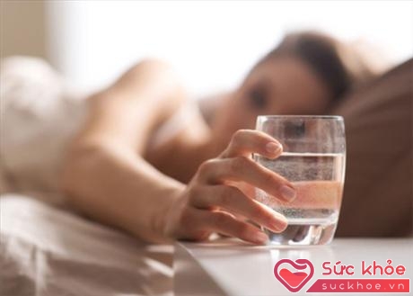 Uống nước trước khi ngủ là tốt nhưng không nên uống quá nhiều