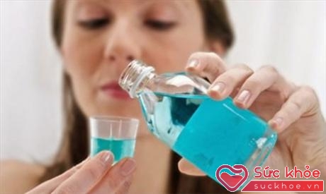 Nước súc miệng nếu sử dụng không đúng cách sẽ gây ảnh hưởng xấu đến chất lượng răng miệng