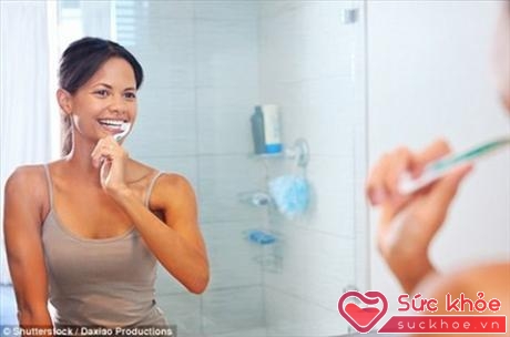 Bác sĩ nha khoa nổi tiêng khuyến nghị dùng nước ấm để đánh răng