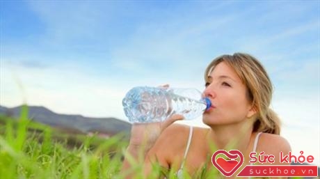 Uống đủ 2 lít nước mỗi ngày sẽ giúp cơ thể phòng chống bệnh tật