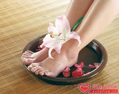 Ngâm chân với nước súc miệng bạn sẽ sở hữu gót chân mềm mịn