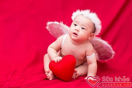 Trẻ bị tim bẩm sinh là do gặp các dị tật của tim có từ khi trẻ còn nằm trong bào thai, có thể gặp các dị tật ở van tim, buồng tim, vách ngăn tim
