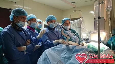 Các bác sĩ và chuyên gia trong và ngoài nước đang thực hiện sửa chữa van tim hai lá với thiết bị MitraClip tại Viện Tim mạch Việt Nam (BV. Bạch Mai)