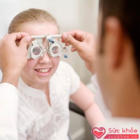 Sụp mi bẩm sinh là bệnh lý mi mắt thường gặp, có thể ở một hoặc cả hai mắt.