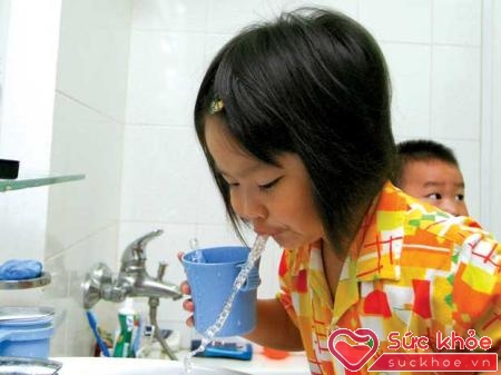 Nên dùng loại nước súc miệng dành riêng cho trẻ em.