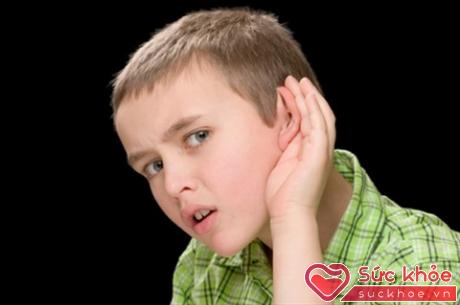 Trẻ bị khiếm thính nếu không được phát hiện và điều trị sẽ gặp khó khăn khi giao tiếp, đọc và thực hành các kỹ năng xã hội