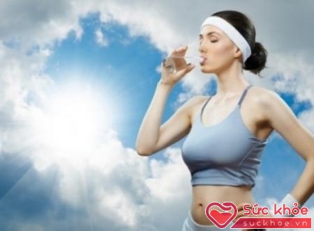 Uống nước ngay sau khi tập thể dục hoặc chơi thể thao sẽ tạo áp lực cho tim và ảnh hưởng đến các bộ phận khác của cơ thể