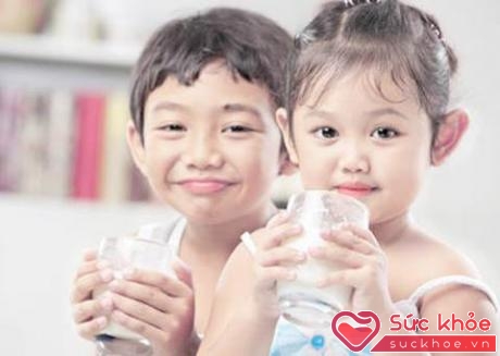 Nên cho trẻ uống nước đúng cách và sử dụng nguồn nước đảm bảo chất lượng